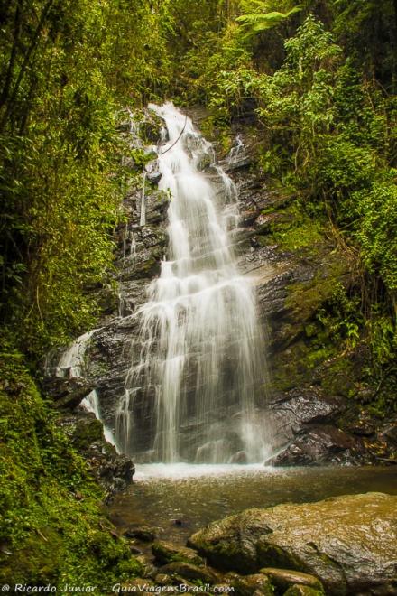 Imagem da grande Cachoeira Véu de Noiva em Visconde de Mauá.